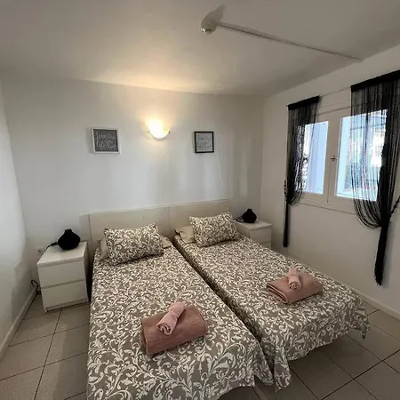 Casa Perdy, Beautiful 1 Bedroom With Communal Pool Тиас